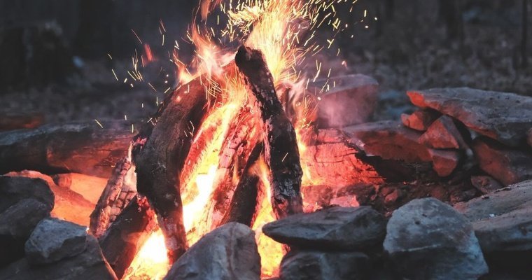 Бездомный в Ижевске развёл костёр у теплотрассы и чуть не сгорел