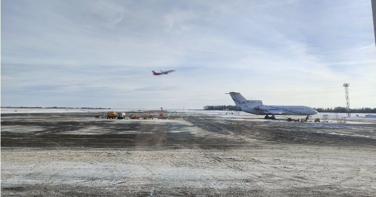 За два дня Ижевский аэропорт дважды объявлял о закрытии на время очистки взлётной полосы от снега