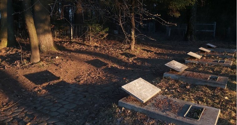 В Радоницу в Ижевске запустят дополнительные автобусные рейсы до кладбищ