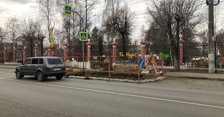 На улице Максима Горького в Ижевске из-за порыва на теплотрассе пришлось разрыть проезжую часть