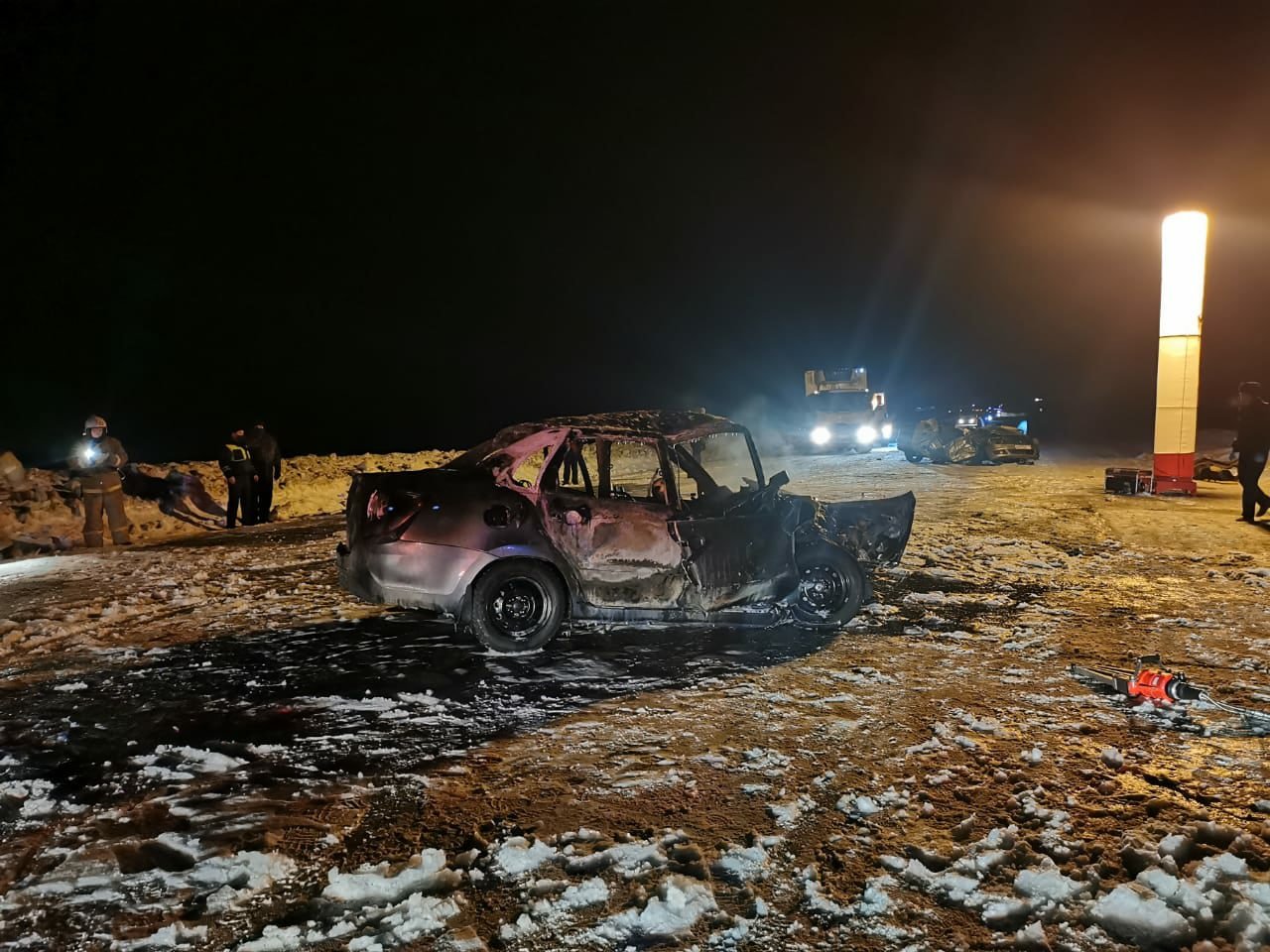 

«Гранта» сгорела после аварии с иномаркой в Удмуртии: 2 человека погибли


