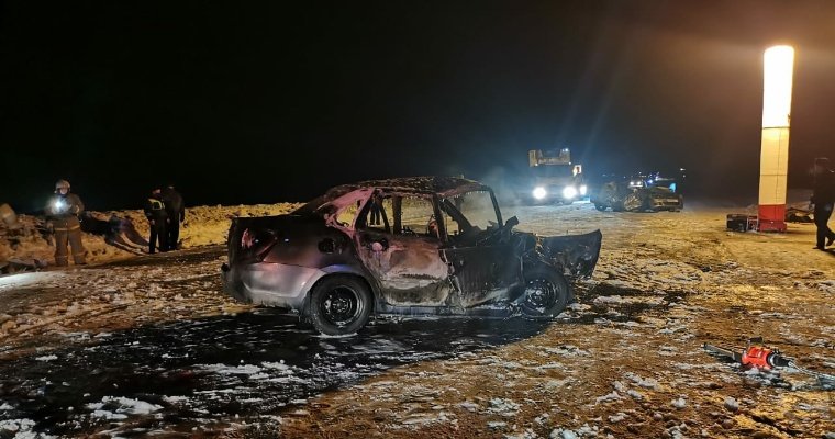 «Гранта» сгорела после аварии с иномаркой в Удмуртии: 2 человека погибли