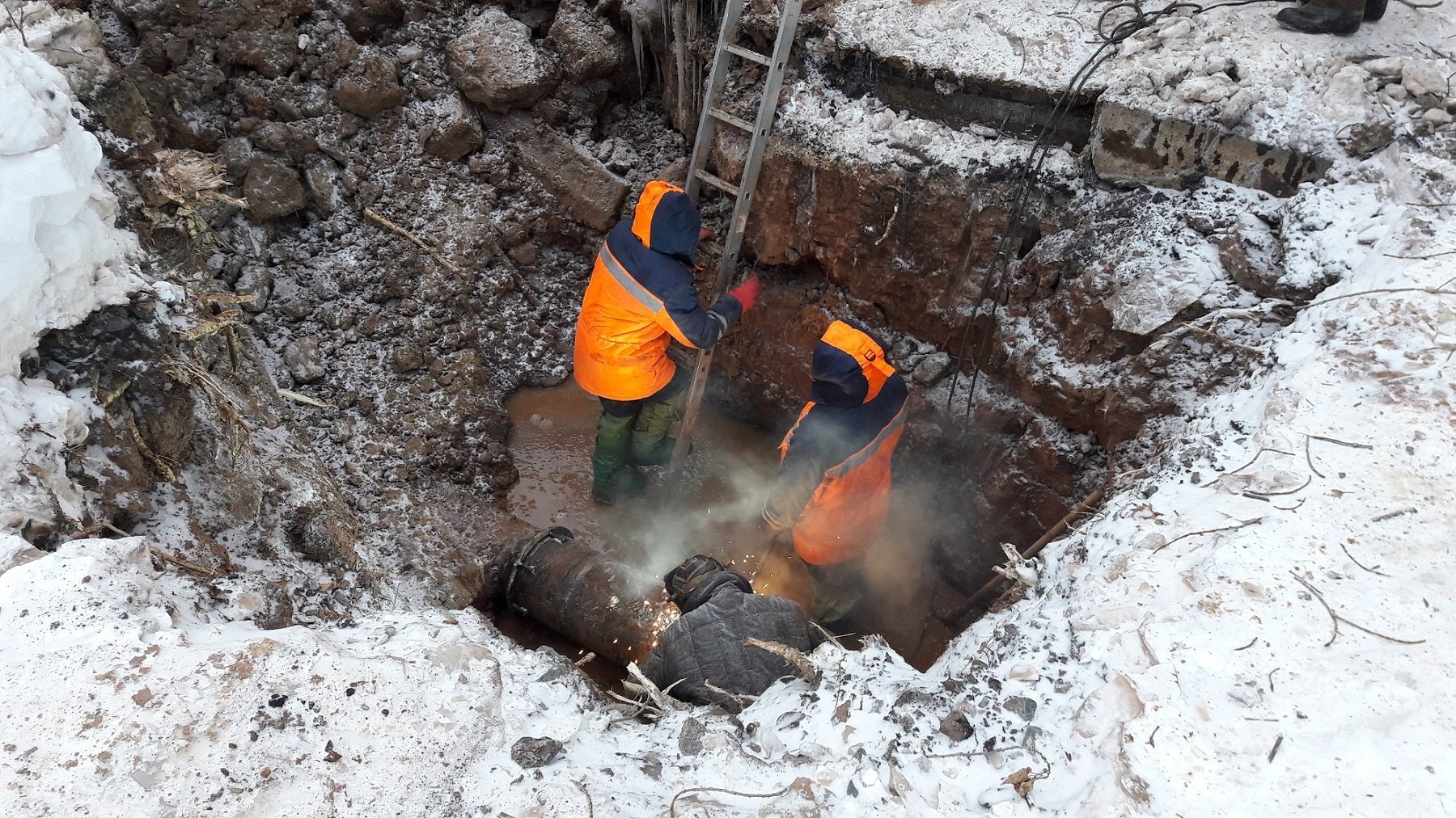 В Ижевске из-за порыва водопровода затопило транспортное кольцо на улице Союзной