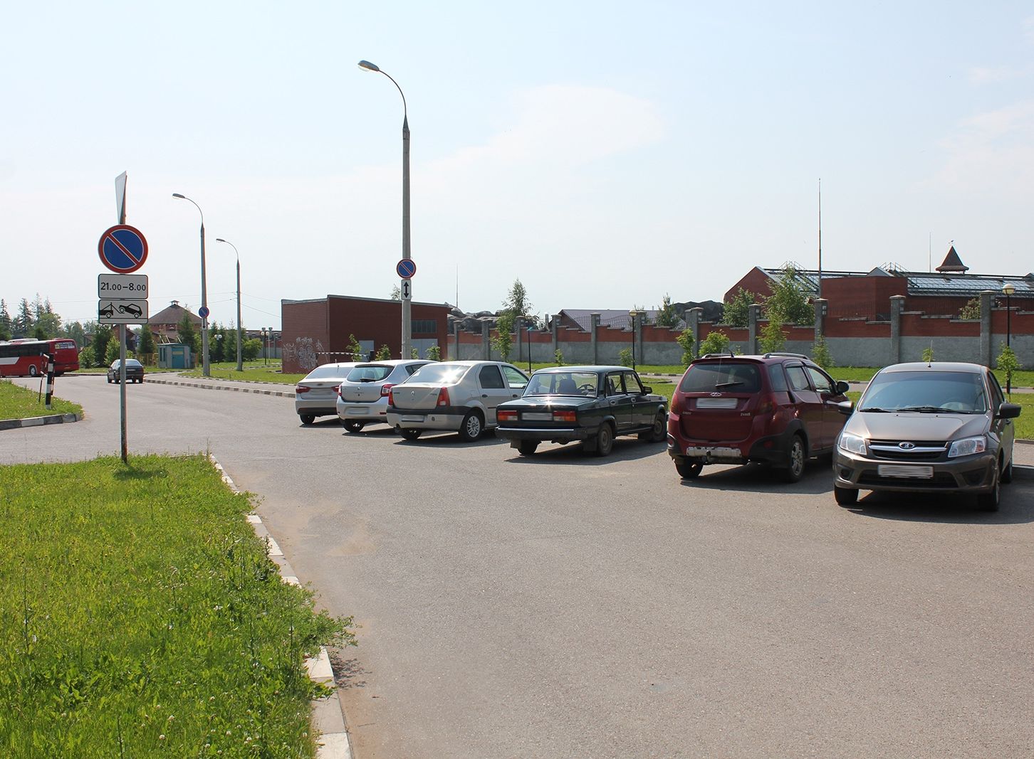 Парковки ижевск. Парковка около зоопарка Ижевск. Ижевск стоянка у зоопарка. Ижевский зоопарк парковка. Стоянки Ижевска.