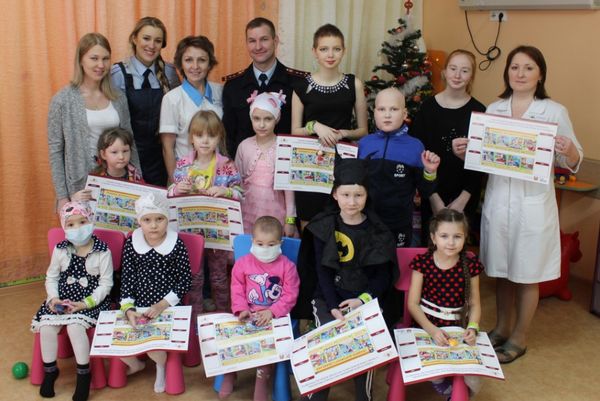 Дорожные полицейские Удмуртии подарили игрушки лежащим в больнице Ижевска детям