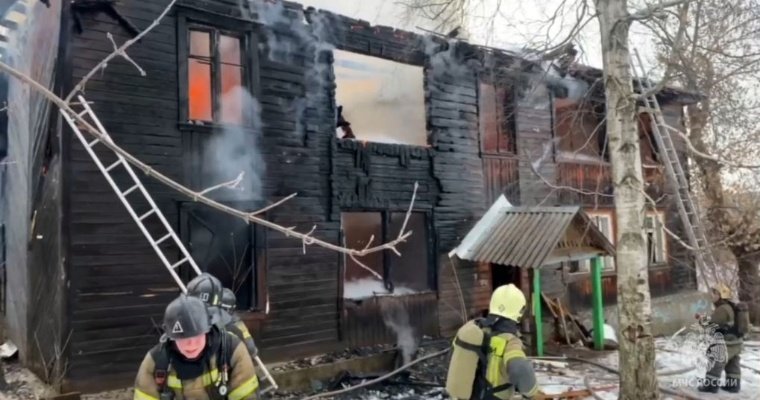 Двухэтажный деревянный дом сгорел в Ижевске в микрорайоне Болото