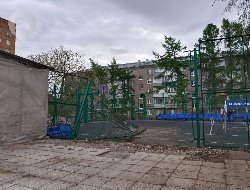 В Ижевске посчитают ущерб после опрокинувшегося на спортплощадке на улице Кирова автомобиля 