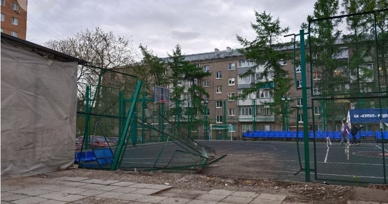 В Ижевске посчитают ущерб после опрокинувшегося на спортплощадке на улице Кирова автомобиля 
