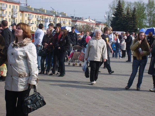 Новости ижевска сусанин. Фото улицы Ижевска с людьми. Новости Ижевска перекрыли площадь. В чем сейчас люди ходят на улице Ижевск. Происшествия по Ижевску за последние часы Первомая.