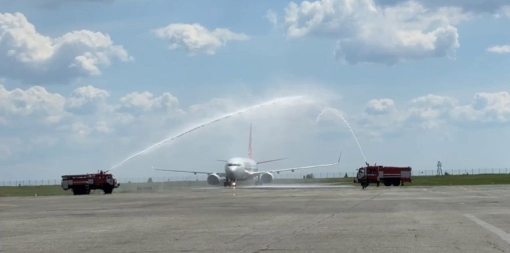 Водной аркой в ижевском аэропорту встретили нового командира самолёта