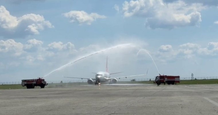 Водной аркой в ижевском аэропорту встретили нового командира самолёта