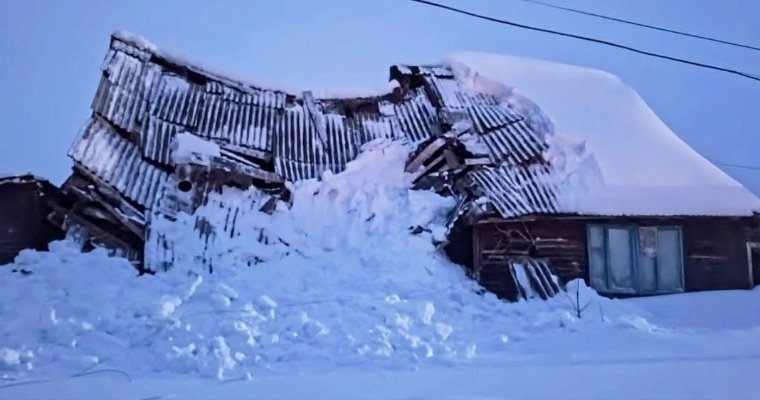 От скопившегося снега в Якшур-Бодьинском районе обрушилась крыша частного дома 