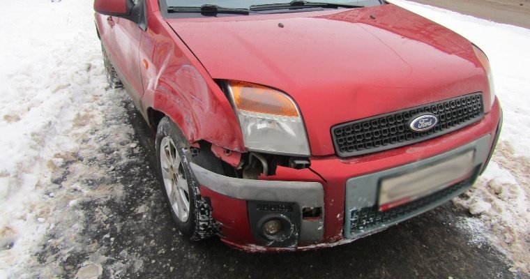 В Ижевске пьяный водитель врезался в стоящую машину и сбил двух детей