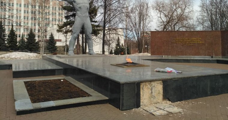 У Вечного огня в Ижевске отремонтировали обрушившуюся плитку