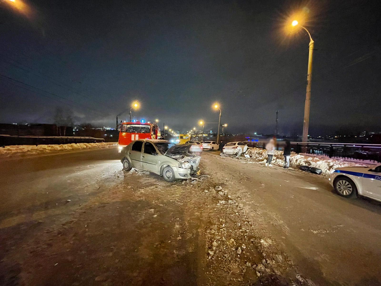 Три автомобиля столкнулись на путепроводе улицы Новоажимова в Ижевске