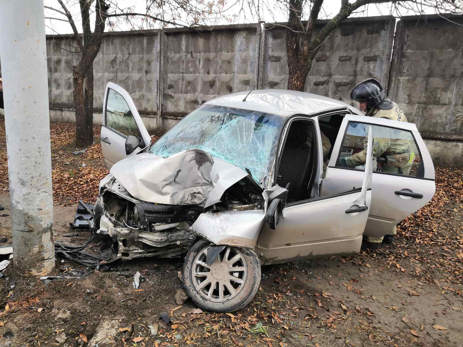 Юный водитель в Ижевске протаранил фонарный столб