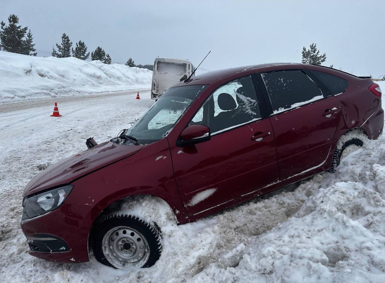 В Удмуртии женщина на «Ладе» вылетела на «встречку» и столкнулась с микроавтобусом
