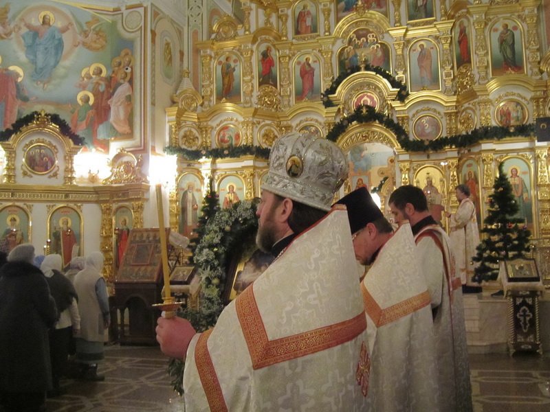 Фото пасхального богослужения в храме Ижевска Михайловском соборе.