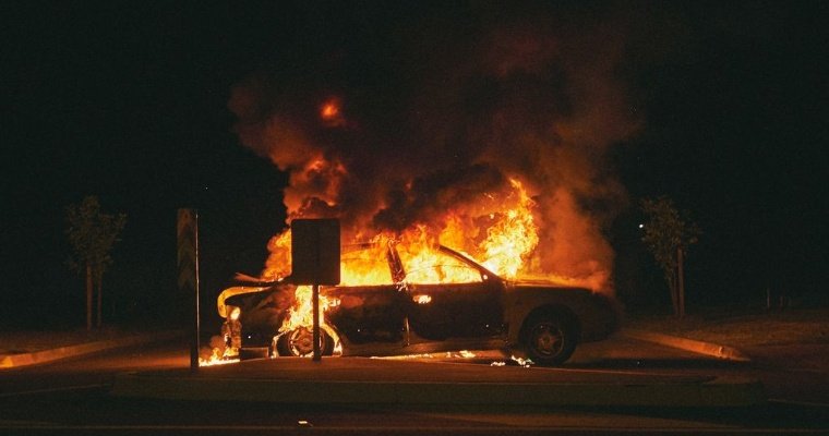 Два автомобиля сгорели в Удмуртии за минувшие сутки