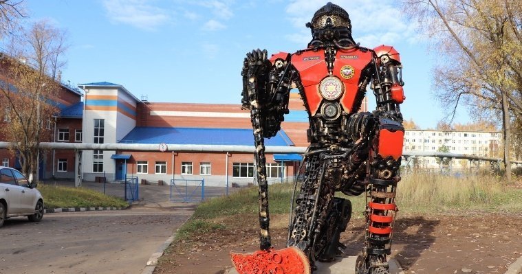 Сотрудники МЧС в Воткинске создали робота-пожарного