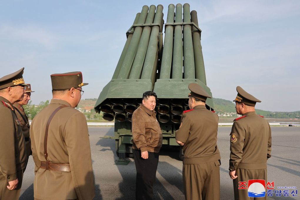 Ким Чен Ын ознакомился с новой реактивной системой залпового огня