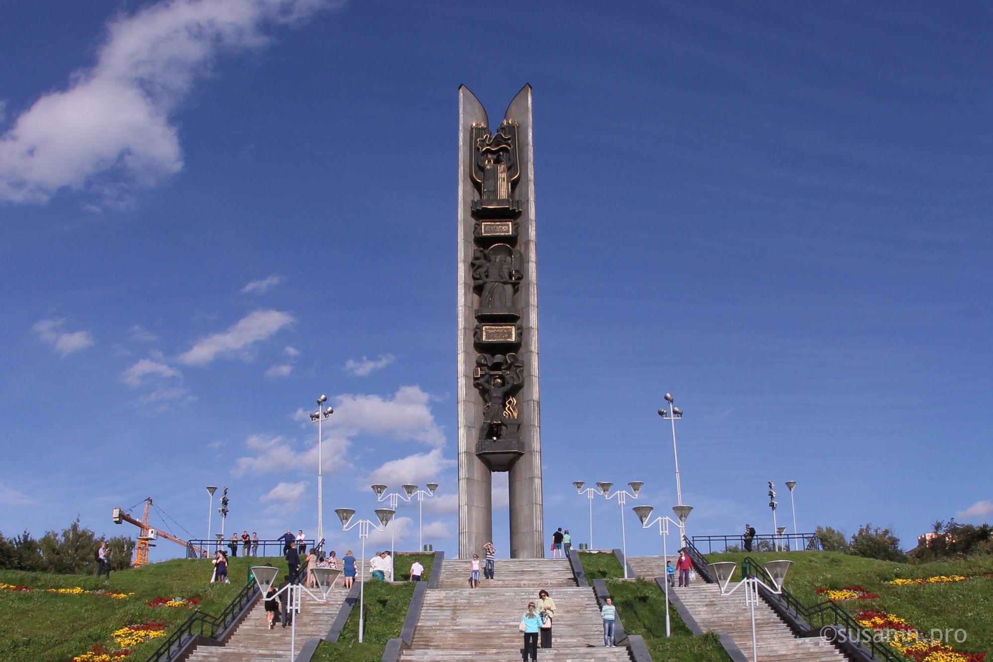 Монумент дружбы братских народов. Монумент Галины Кулаковой Ижевск. Памятник Галины Кулаковой в Ижевске. Ижевск Стелла Галины Кулаковой. Стелла СК Кулаковой.