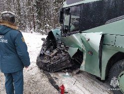 Легковушка и пассажирский автобус столкнулись на трассе в Якшур-Бодьинском районе