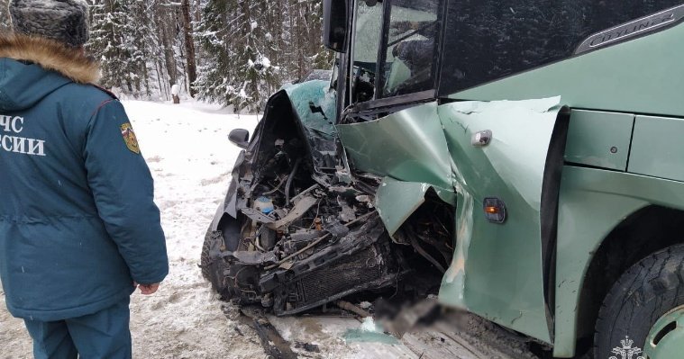 Легковушка и пассажирский автобус столкнулись на трассе в Якшур-Бодьинском районе