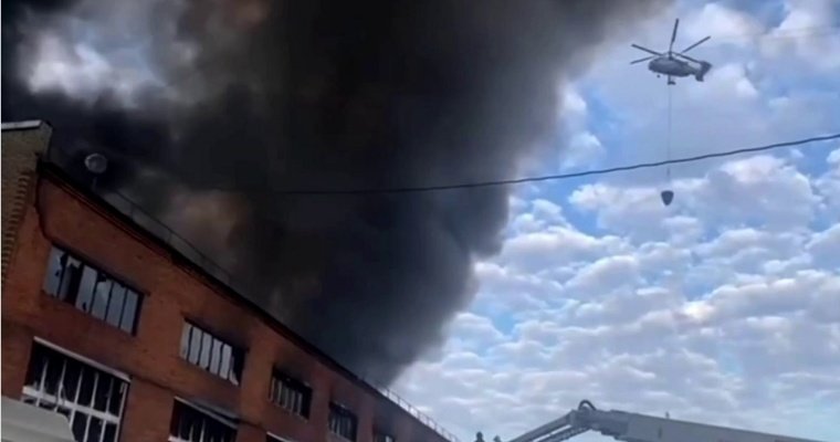 Пожар на складе в Москве локализовали с помощью вертолетов