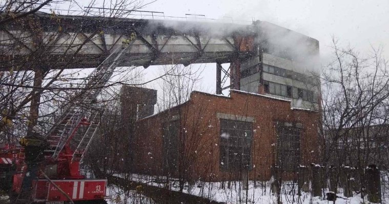 Между двумя неэксплуатируемыми зданиями в Сарапуле загорелась транспортерная лента  