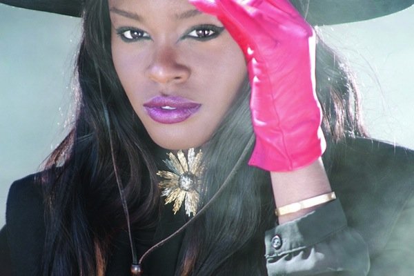 New bottega azealia banks. Азилия Бэнкс американская певица. Британская темнокожая певица. Темнокожие певицы клипы. Рэп певица с длинными ногтями.