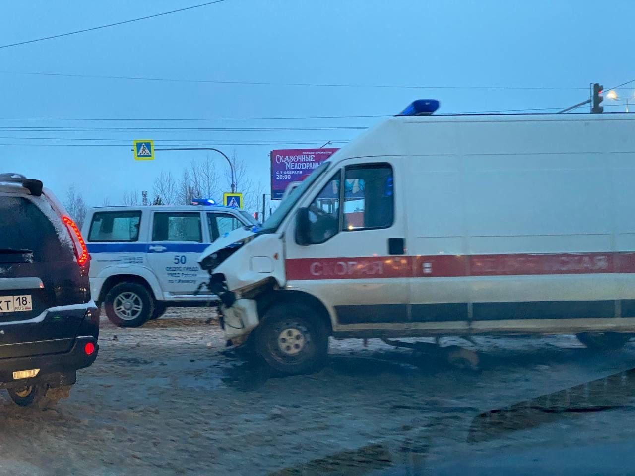 На оживлённом перекрёстке в Ижевске произошло ДТП с участием машины скорой  помощи // ИА Сусанин - проверенные новости Ижевска и Удмуртии, факты и  описания событий.