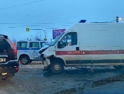 На оживлённом перекрёстке в Ижевске произошло ДТП с участием машины скорой помощи