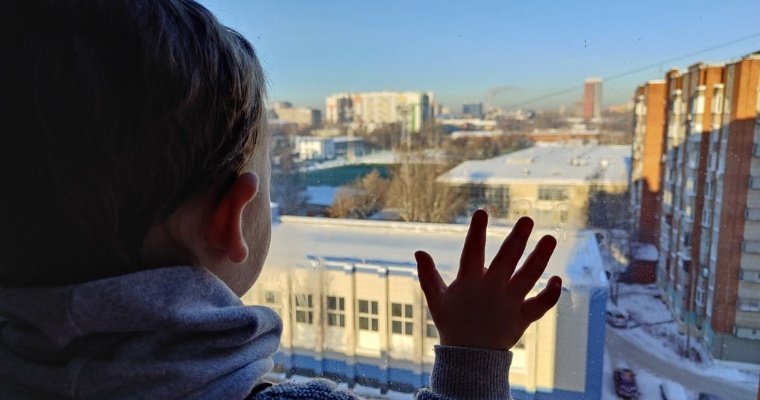 Пятилетний ребёнок выпал с четвёртого этажа в Ижевске
