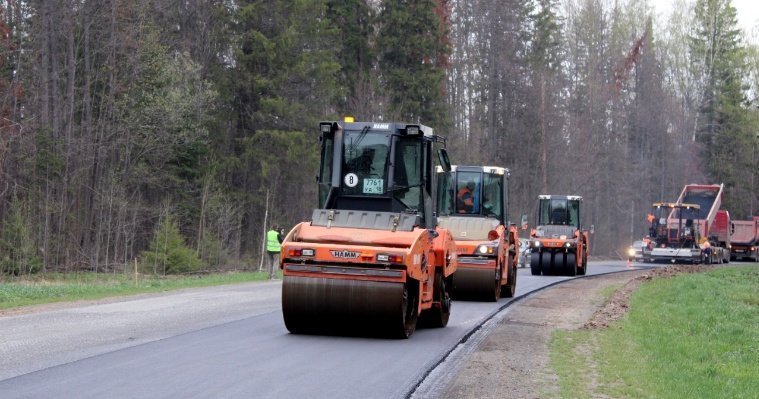 Дорожники начали укладывать асфальт на дороге Ижевск-Люк