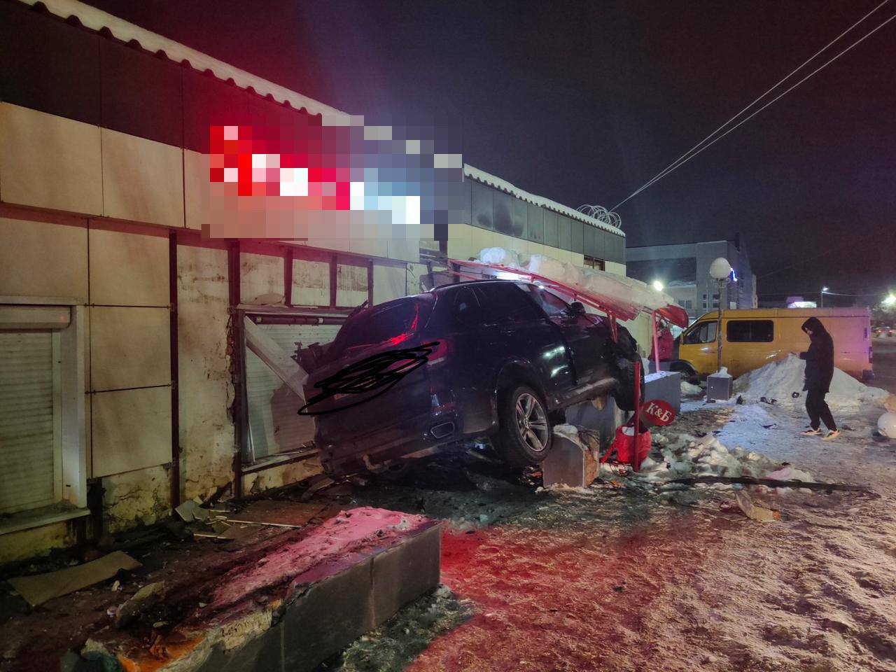 В Сарапуле водитель на BMW сбил пешехода и протаранил магазин // ИА Сусанин  - проверенные новости Ижевска и Удмуртии, факты и описания событий.