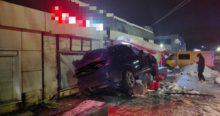 В Сарапуле водитель на BMW сбил пешехода и протаранил магазин