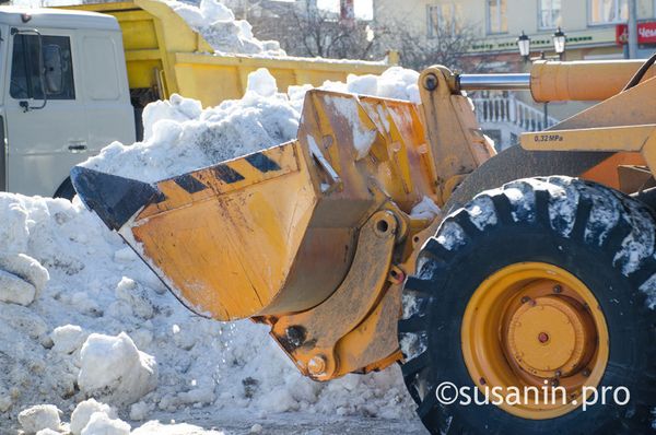 Водитель экскаватора высыпал ковш со снегом на ребенка в Екатеринбурге