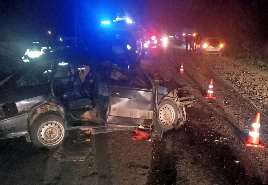 Водитель легковушки столкнулся с двумя грузовиками в Удмуртии и погиб
