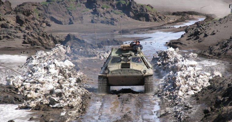 В Апатитах мужчина на угнанном бронетранспортере въехал в винный магазин