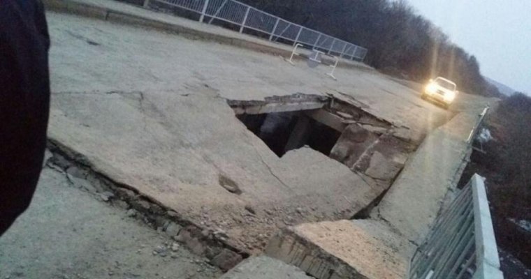 Мост в Приморье частично обрушился под груженым автосамосвалом
