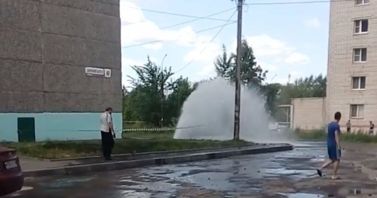 В Ижевске из-за прорыва трубы забил фонтан