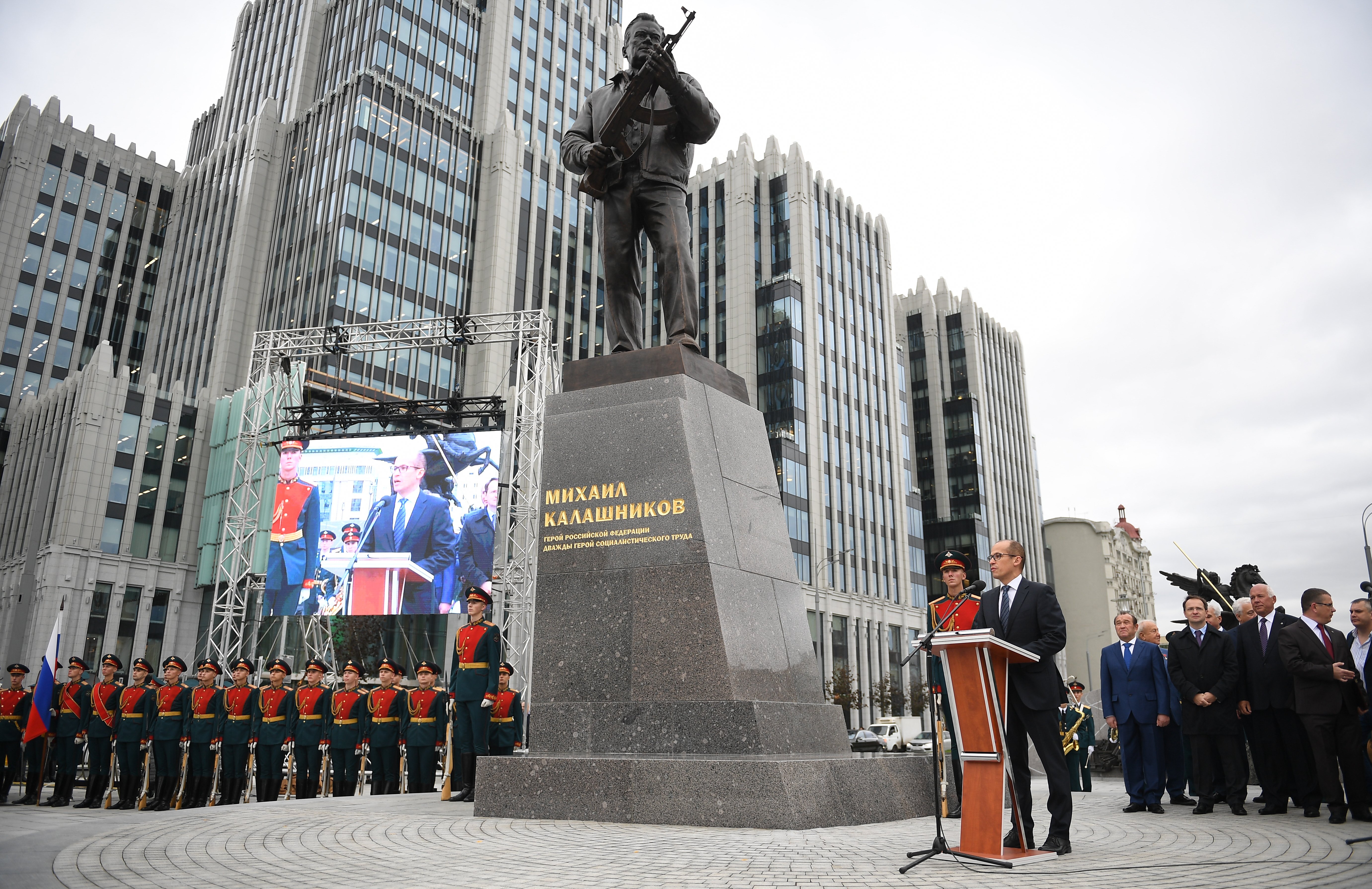 В москве установлен. Калашников Михаил Тимофеевич памятник в Москве. Памятник [оружейнику Михаилу] Калашникову. Памятник Михаилу Калашникову Салават Щербаков. Памятник Михаилу Калашникову в городе Бийск.