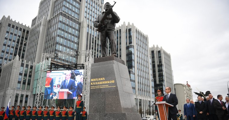 Автор памятника Калашникову в Москве отказался переделывать скульптуру