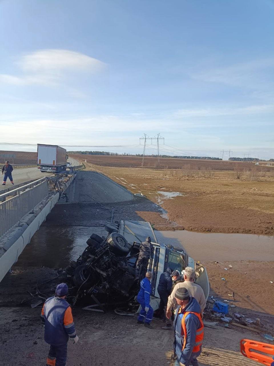 В Алнашском районе грузовик упал с моста в реку