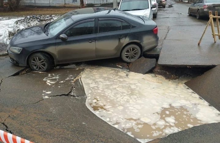 Из-за аварии на водопроводе на улице Удмуртской в Ижевске обвалился асфальт