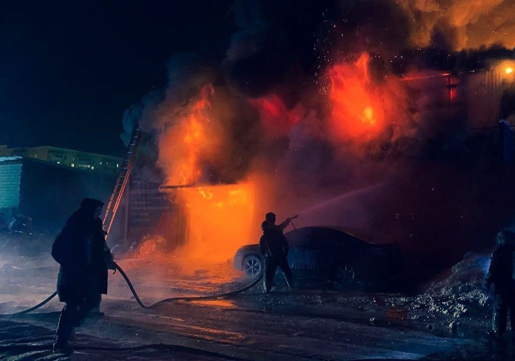 Автосервис горит в Ижевске