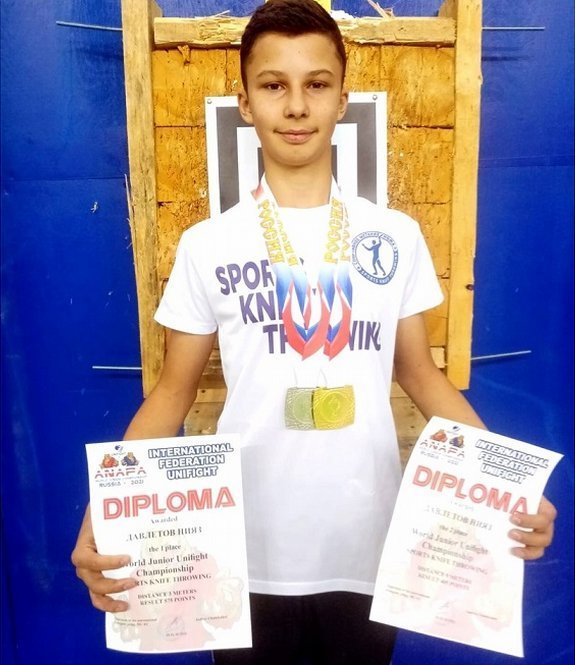 Юный спортсмен из Ижевска победил в Первенстве Мира по метанию ножа