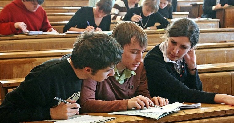 В Челябинске школьники пришли на линейку с плакатами против второй смены