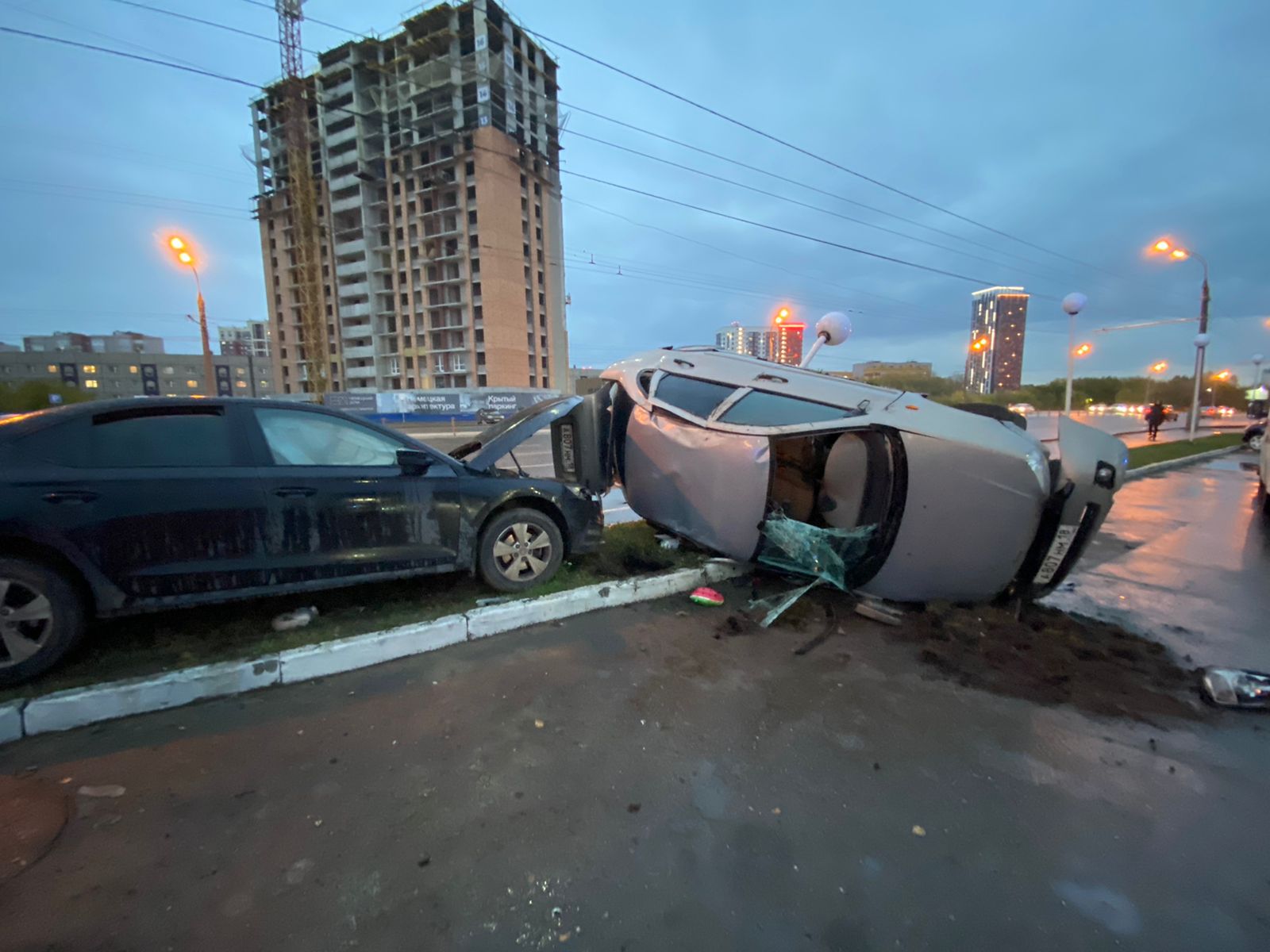 Новость назад. Опрокидывание автомобиля. Перевернутый автомобиль. Фото аварий автомобилей.